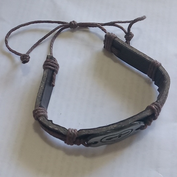 Faux Leather Drawstring Men's Bracelet Brown Silvertone Cross - Picture 3 of 4